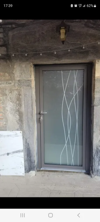 Pose d'une porte en aluminium à Tencin 